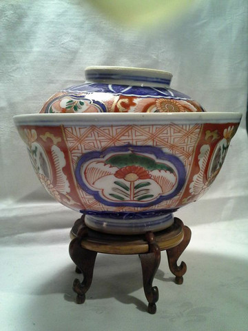 20th Century Imari rice bowl with plate/lid and stand